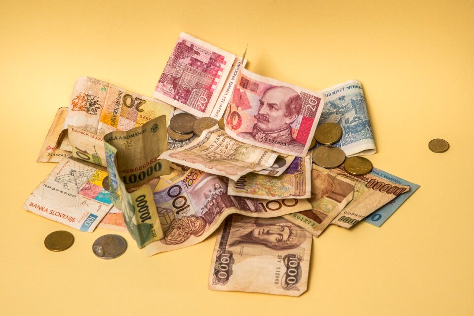 Pay cash and cash equivalents bills