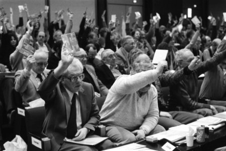 Buitengewoon congres CPN over nieuw partijprogram in RAI stemming, links Marcus, Bestanddeelnr 932-8557
