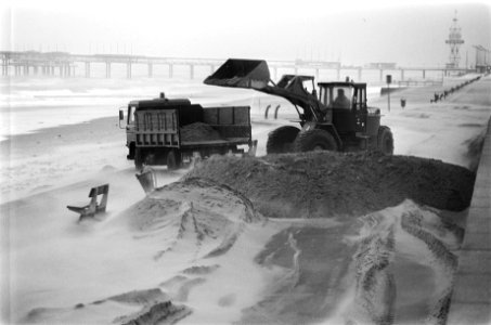 Bulldozer ruimt opgewaaid zand in Scheveningen op, Bestanddeelnr 929-5206