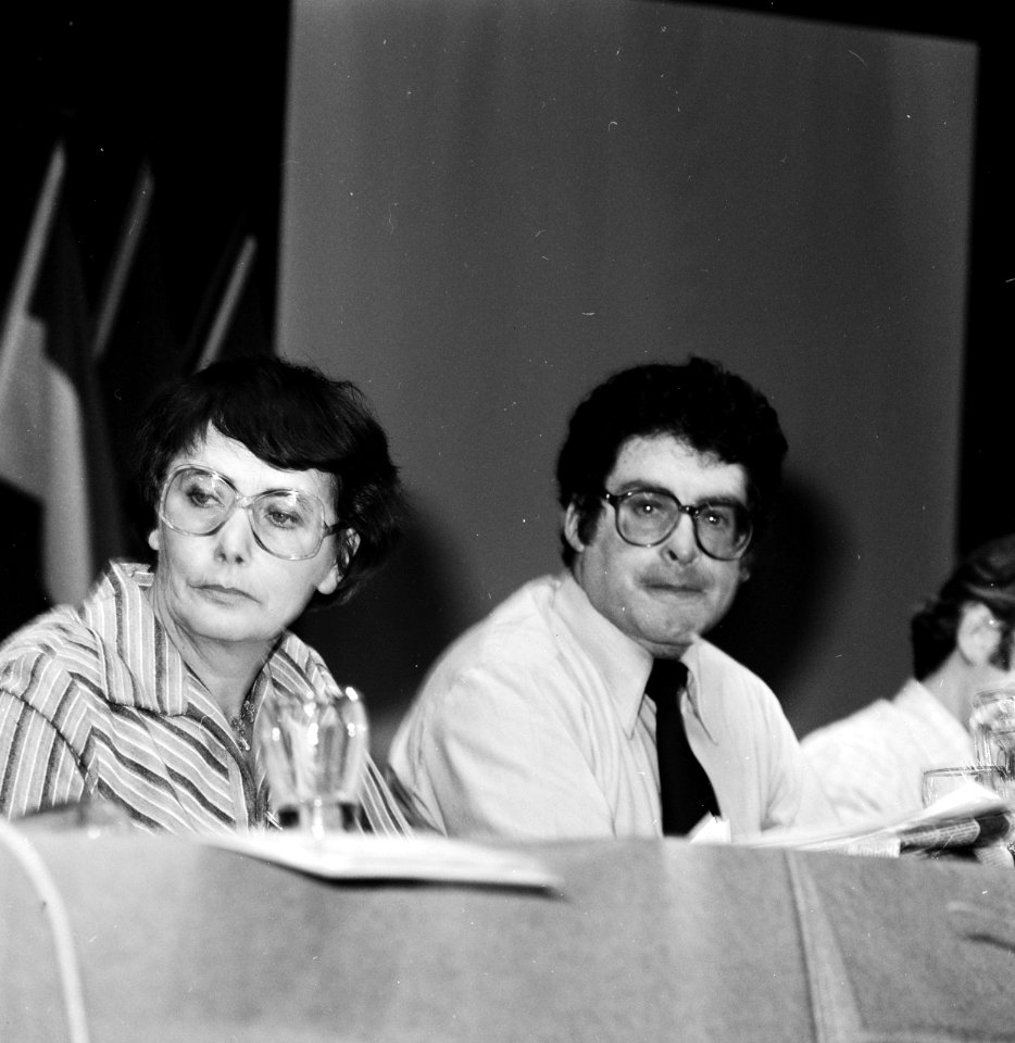 Buitengewoon congres PvdA in Den Haag Ien van de Heuv (l) en Ed van Thijn, Bestanddeelnr 929-4245
