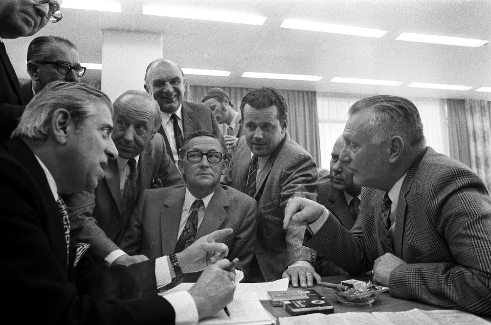 Buitengewone ledenvergadering KNVB, links Van Praag in debat met rechts Hilbrink, Bestanddeelnr 924-6980