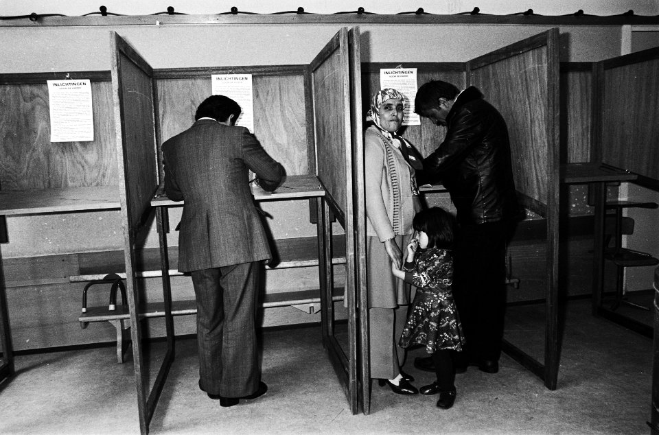 Buitenlanders stemmen voor deelgemeenteraads verkiezingen in Rotterdam ( 1e maal, Bestanddeelnr 930-8478