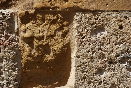 Wall icon ochre