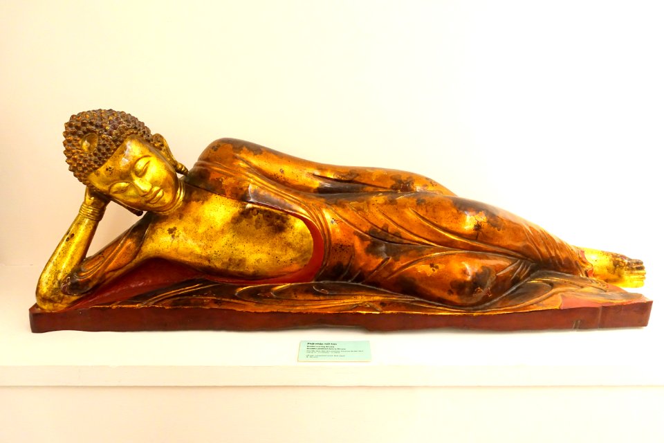 Buddha entering Nirvana, view 1, Bac Ninh province, 17th century AD, lacquered wood - Vietnam National Museum of Fine Arts - Hanoi, Vietnam - DSC04973