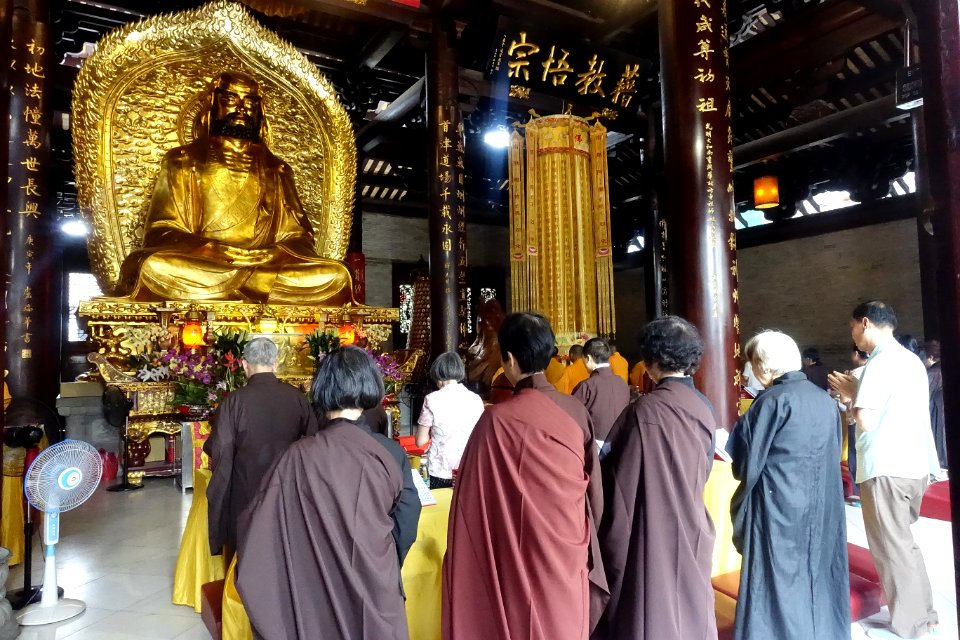 Buddhist believers are praying at the Guru Hall of Hualin Temple, picture2