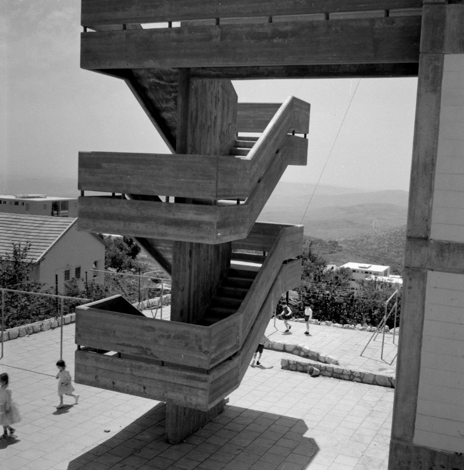Buitentrap bij een nieuwbouwflat in de vlakte van Jezreel bij Safad (Safed), Bestanddeelnr 255-4042