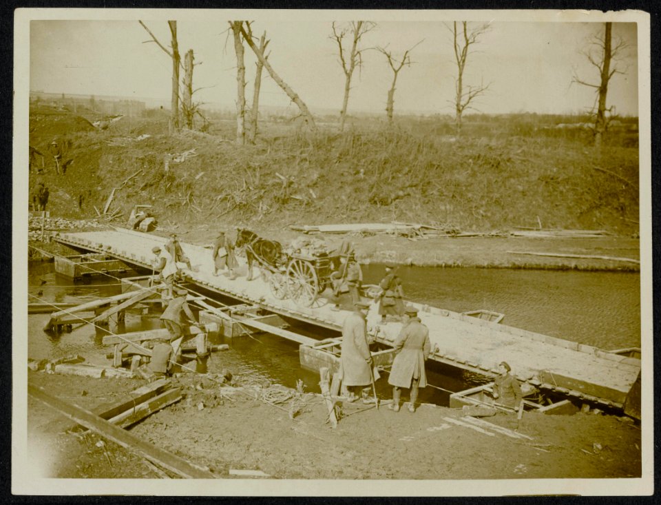 Building a ponton bridge near Boesinghe., Bestanddeelnr 158-1413