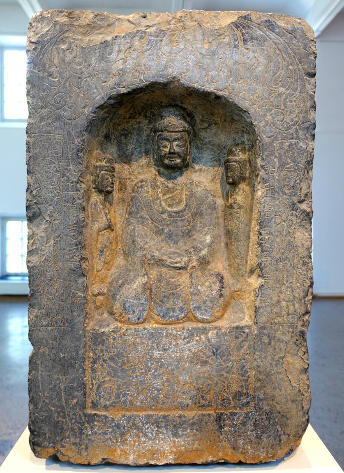 Buddhist stele fragment, side 2 of 4, China, Northern Wei dynasty, early 6th century AD, limestone, traces of pigments - Östasiatiska museet, Stockholm - DSC09386