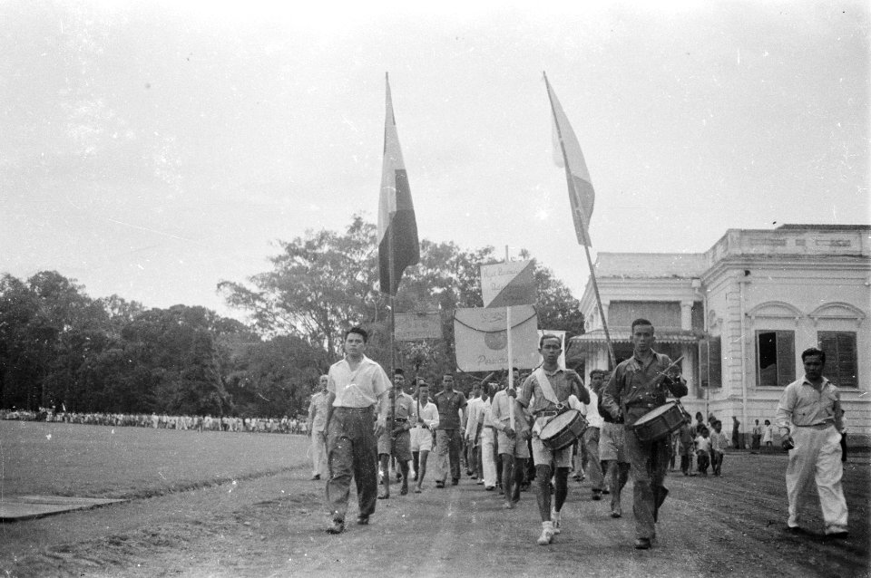 Buitenzorg Ter gelegenheid van de verjaardag van Prinses Beatrix hielden de inw, Bestanddeelnr 1506-1-1