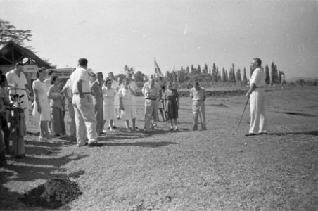 Buitenzorg Hier zijn de golflinks weer opengesteld. De eerste slag werd gedaan , Bestanddeelnr 327-6-2