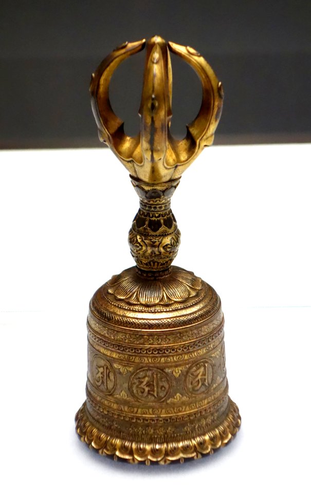 Buddhist ritual bell with five-pronged vajra handle, eight Sanskrit characters design, Heian period, 12th century, gilt bronze - Tokyo National Museum - DSC05192