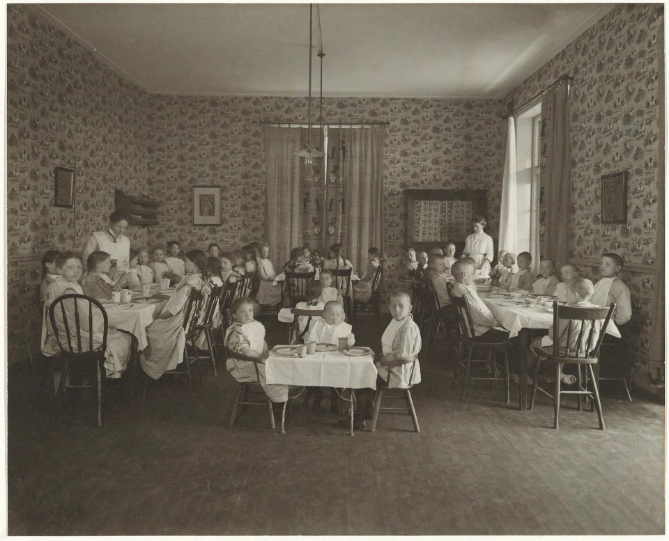 Buitenste eetkamer in het Haarlems Kindertehuis in de Thorbeckestraat, Inventarisnummer NL-HlmNHA 24109