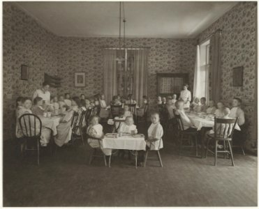 Buitenste eetkamer in het Haarlems Kindertehuis in de Thorbeckestraat, Inventarisnummer NL-HlmNHA 24109