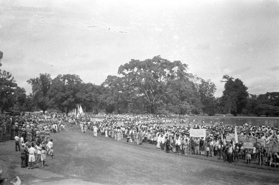Buitenzorg Ter gelegenheid van de verjaardag van Prinses Beatrix hielden de inw, Bestanddeelnr 1506-1-4