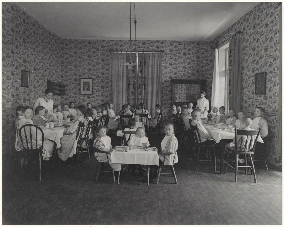 Buitenste eenkamer in het Haarlems Kindertehuis in de Thorbeckestraat, Inventarisnummer NL-HlmNHA 24110