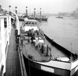 Bunkeren van gasolie bij scheepswerf Feijenoord in Rotterdam met op de achtergr…, Bestanddeelnr 254-0920