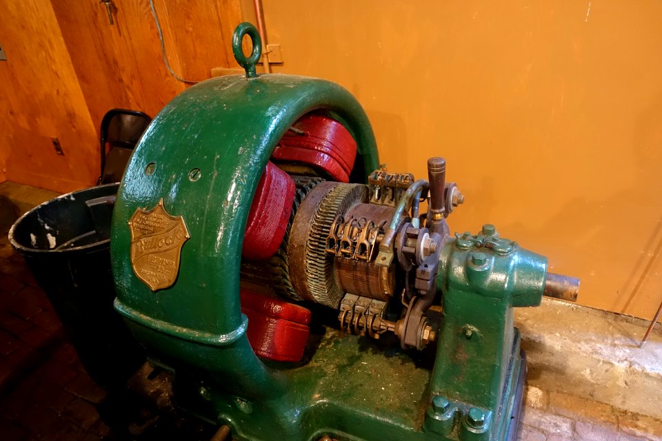 Bullock Electric Co. generator, Cincinnati, 133 amperes, 120 volts full load - New England Wireless & Steam Museum - East Greenwich, RI - DSC06736