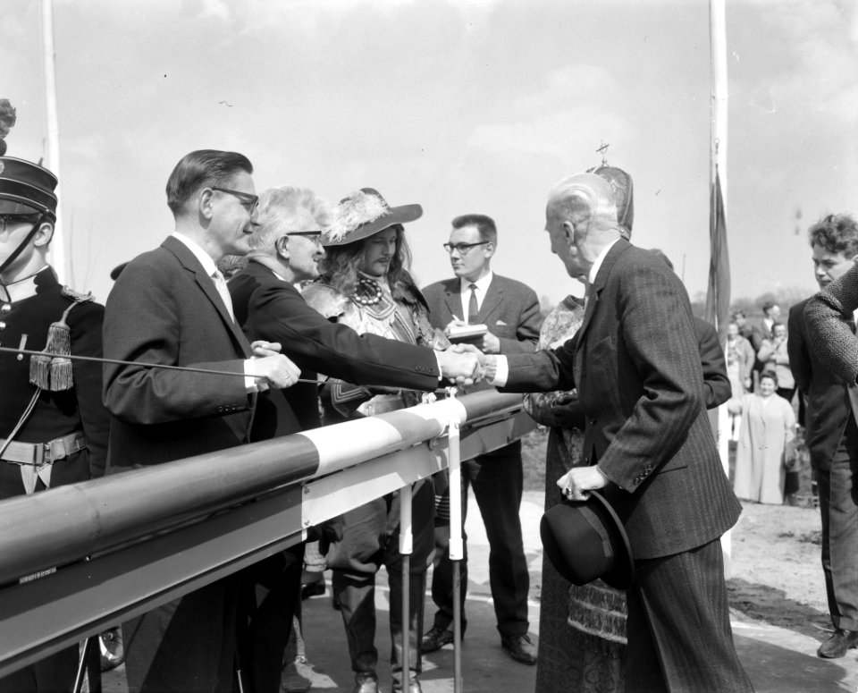 Bundestrasse 403 te Coevorden officieel in gebruik gesteld. Commissaris der Koni, Bestanddeelnr 915-0760