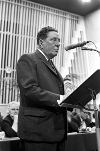 Buitengewone Algemene Vergadering AVRO in Hilversum, Willem Vogt op het spreekge, Bestanddeelnr 920-0591