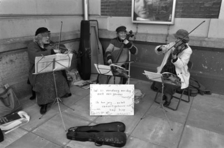 Buiten het Concertgebouw wordt bij aankomst van de gasten gespeeld door de Tramh, Bestanddeelnr 934-2283