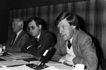 Buitengewone algemene vergadering betaald voetbal in Zeist over rapport Schulds, Bestanddeelnr 931-8776