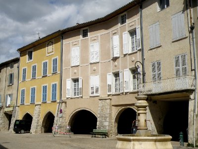 Buis-les-Baronnies Place des Arcades 2