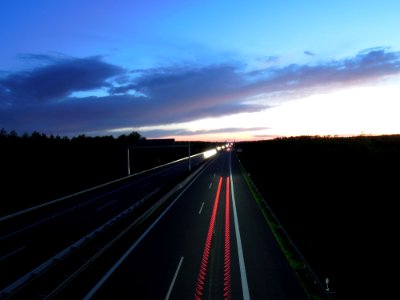 Bundesautobahn 38 durch die Neue Harth bei Dämmerung mit sichtbarer LED Pulsweitenmodulation eines Fahrzeugrücklichts Ende April 2018