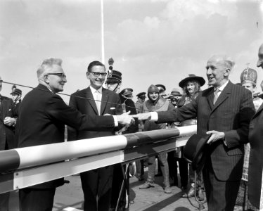 Bundestrasse 403 te Coevorden officieel in gebruik gesteld. Commissaris der Koni, Bestanddeelnr 915-0756