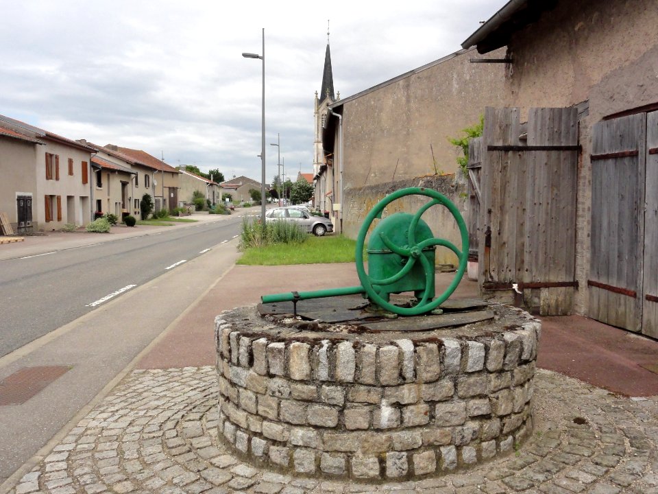 Buissoncourt (M-et-M) pompe, rue principale