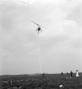 Buisvervoer door de lucht per helicopter Helicopter met de buis, Bestanddeelnr 912-5107