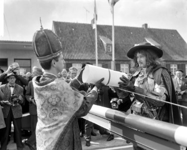 Bundestrasze 403 te Coevorden officieel in gebruik geste de Bisschop van Munster, Bestanddeelnr 915-0755