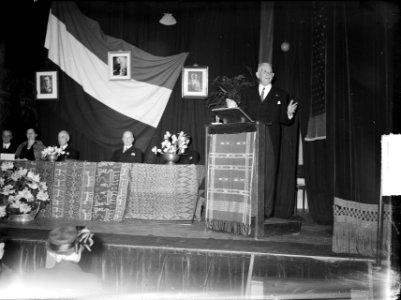 Buitengewone Algemene Ledenvergadering. De bestuurstafel en minister Welten ach, Bestanddeelnr 903-3578