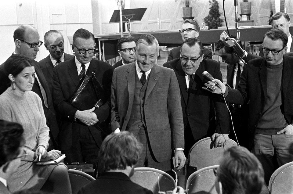 Buitengewone Algemene Vergadering AVRO in Hilversum, voorzitter mr. dr. L.H. Slo, Bestanddeelnr 920-0590