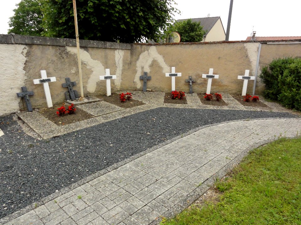 Buissoncourt (M-et-M) carré militaire au cimetière