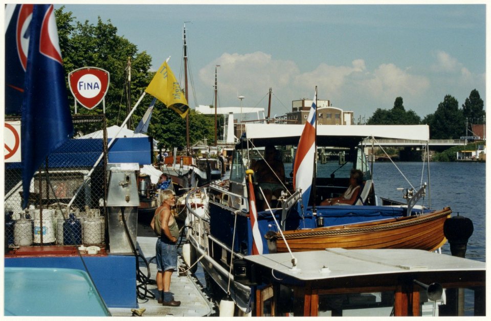 Bunkerstion Hooimarkt , schepen varen brandstofpompen in konvooi voorbij. NL-HlmNHA 54037193