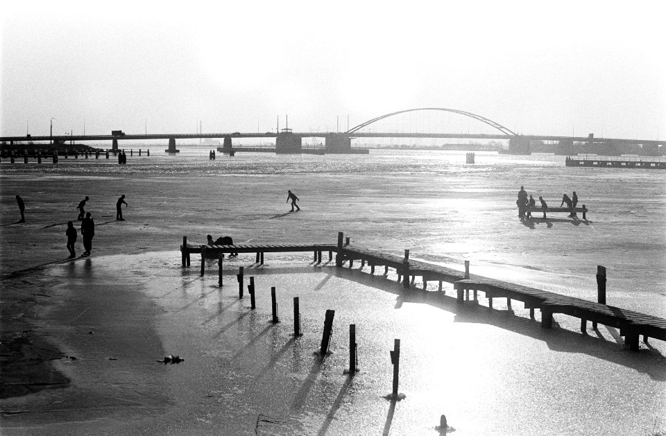 Buiten IJ dichtgevroren, er wordt nu geschaatst, Bestanddeelnr 923-1118