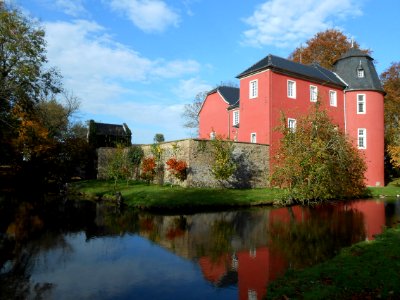 Burg Kessenich mit Burggraben