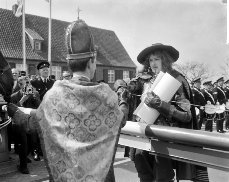 Bundestrasze 403 te Coevorden officieel in gebruik geste de Bisschop van Munster, Bestanddeelnr 915-0758