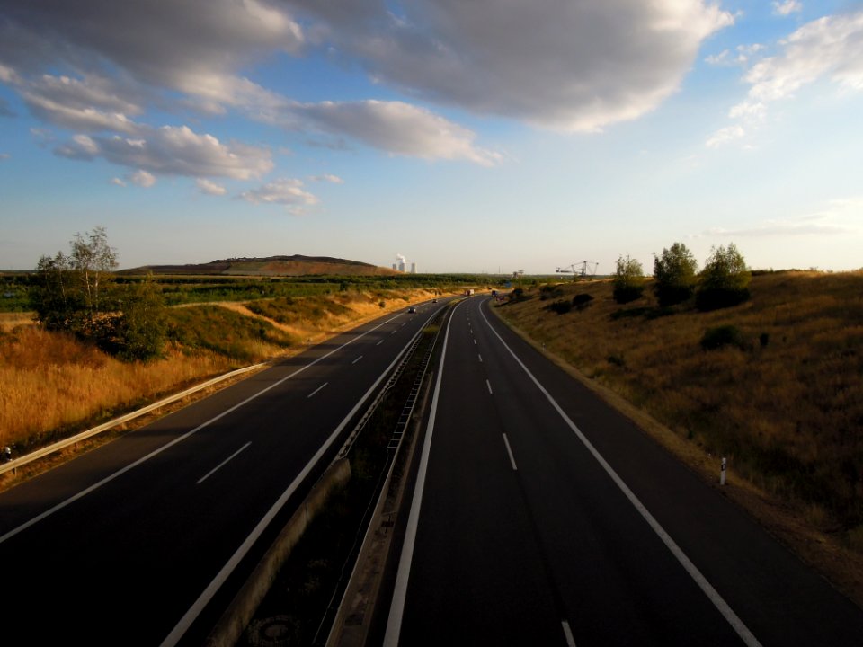 Bundesautobahn 38 Richtung Göttingen bei Güldengossa mit Deponie Cröbern und Bergbau-Technik-Park im Juli 2020