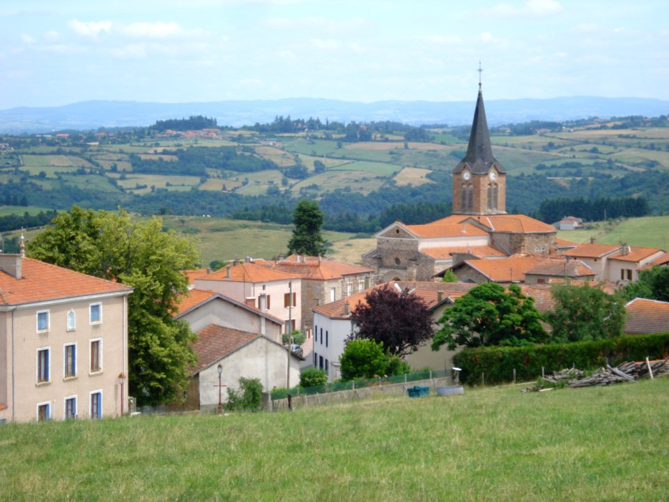 Bully (Loire, Fr), vue sur église et village