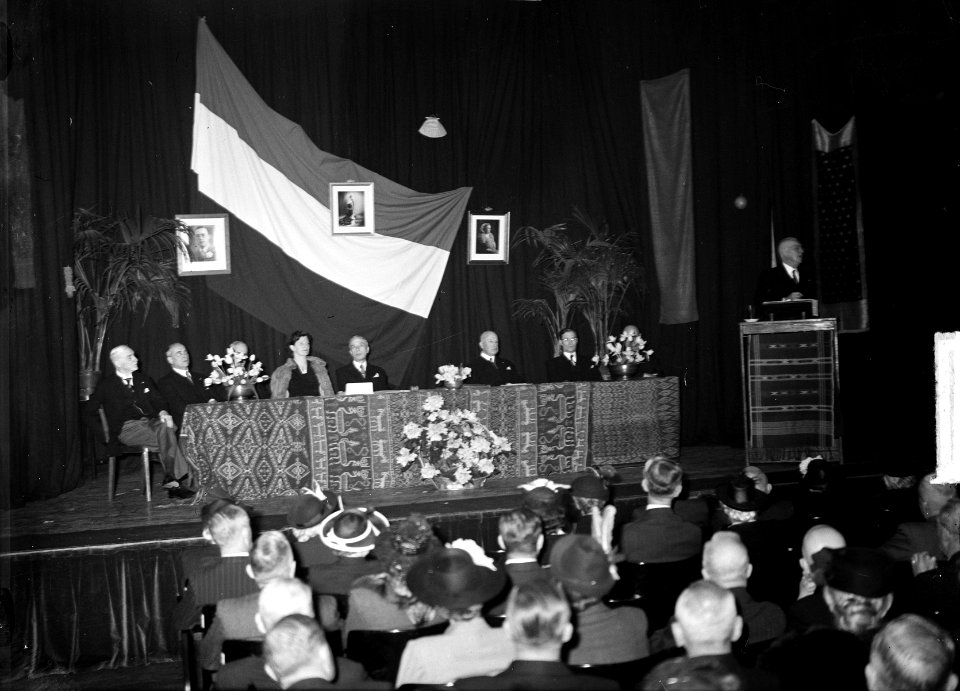 Buitengewone Algemene Ledenvergadering. De bestuurstafel en minister Welten ach, Bestanddeelnr 903-3579