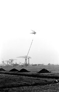 Buisvervoer per helicopter in Amsterdam Noord tijdens bouwwerkzaamheden, Bestanddeelnr 913-4418