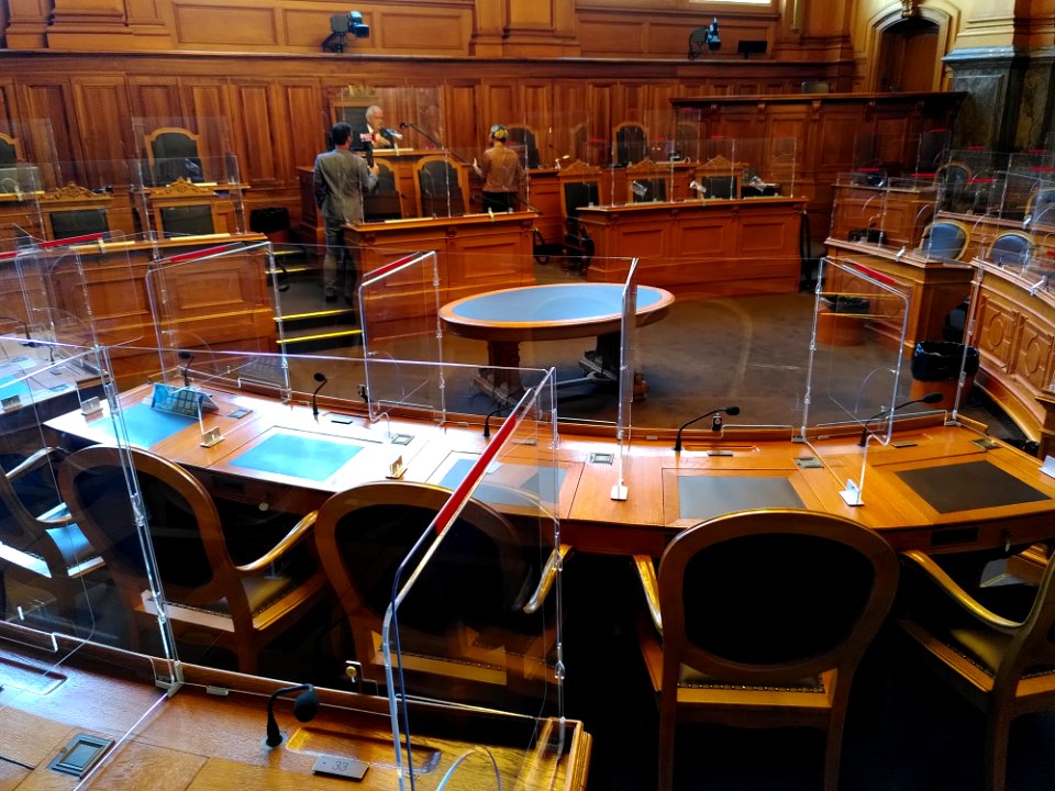 Bundeshaus mit Plexiglasschutz 01