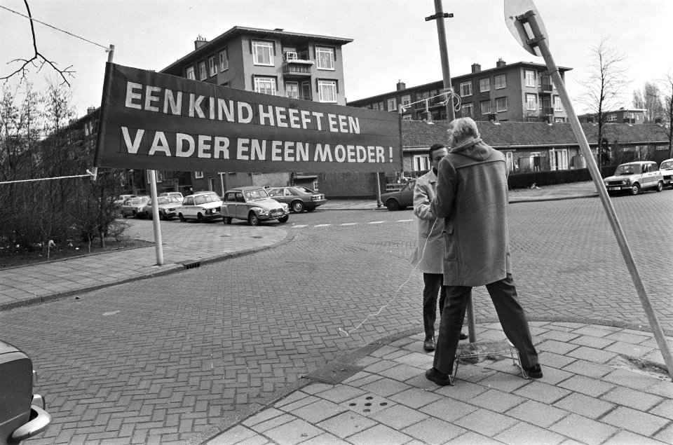 Buiten werd gedemonstreerd op het spandoek staat Een kind heeft een vader en , Bestanddeelnr 930-1915