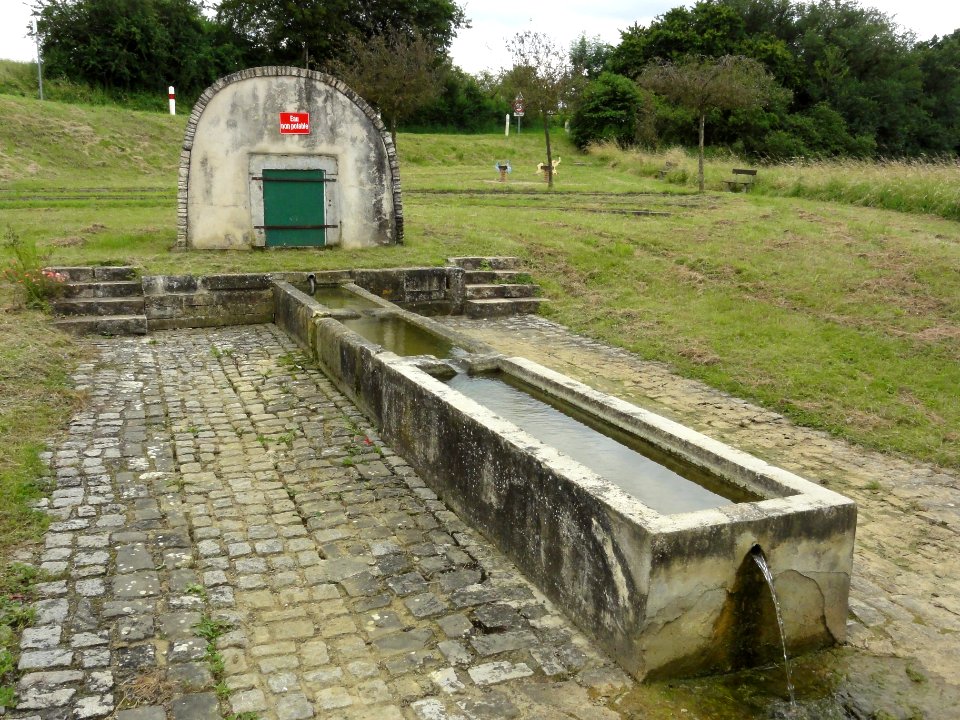 Buissoncourt (M-et-M) fontaine extérieur au lavoir