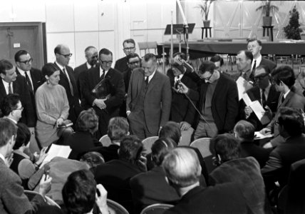 Buitengewone Algemene Vergadering AVRO in Hilversum, voorzitter mr. dr. L.H. Slo, Bestanddeelnr 920-0594