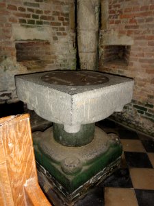 Burelles (Aisne) église fonts baptismaux