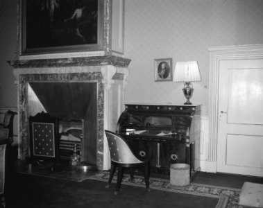 Bureau van Koningin Elisabeth in haar salon, Bestanddeelnr 909-3902