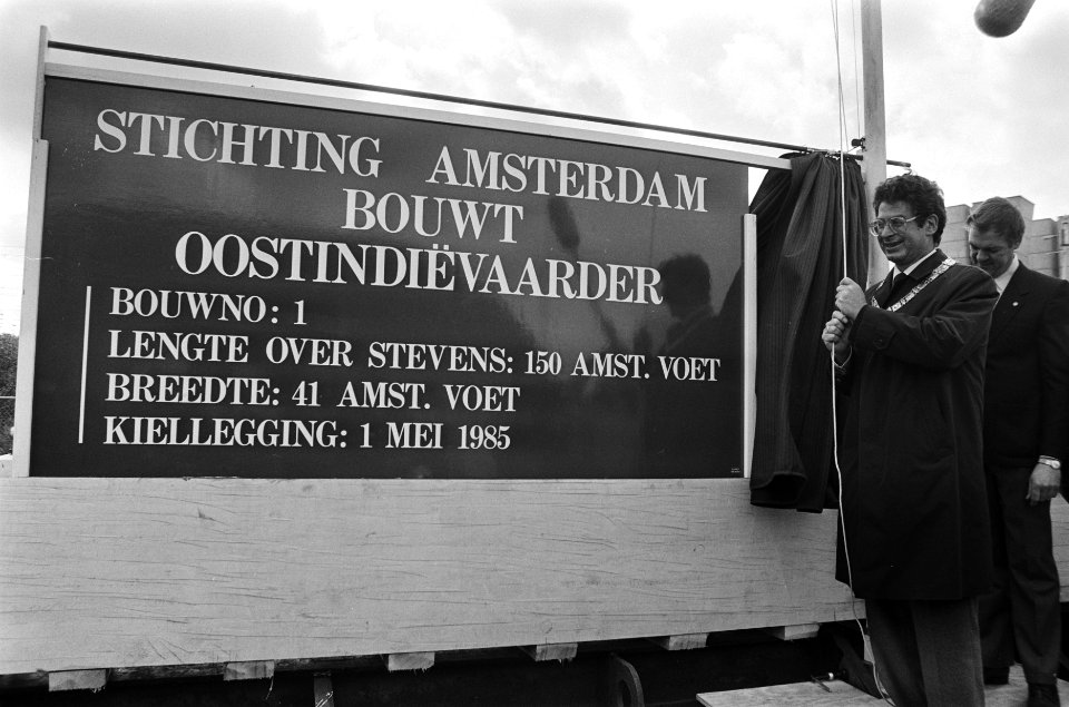 Burg. VanThijn geeft startstein voor bouw van de replica van de Oostindievaarder, Bestanddeelnr 933-3127