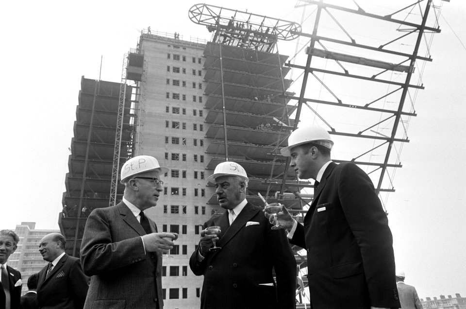 Burg. Dr. J. Samkalden van Amsterdam bij het hijsen vh stalen bouwelement vh n, Bestanddeelnr 922-5292